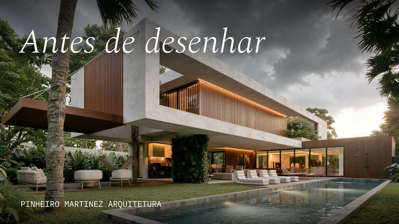 Quadro de abertura do filme: casa de concreto com o volume superior suspenso sobre o jardim e a piscina, ao entardecer, com a frase “Antes de desenhar” escrita sobre o céu.